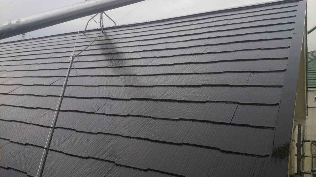 川越市 屋根塗装 中塗り後 遮熱シリコン塗料