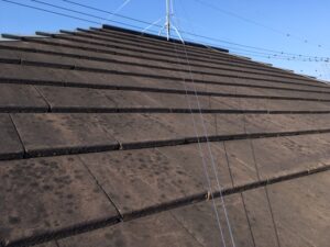 川越市 屋根塗装 屋根全体の色あせと黒ずみの劣化サイン
