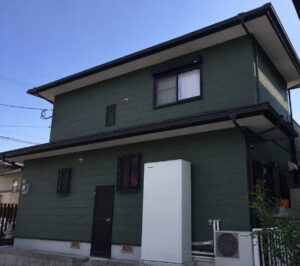 深いグリーンの外壁と黒い付帯部を組み合わせた住宅の仕上がり例