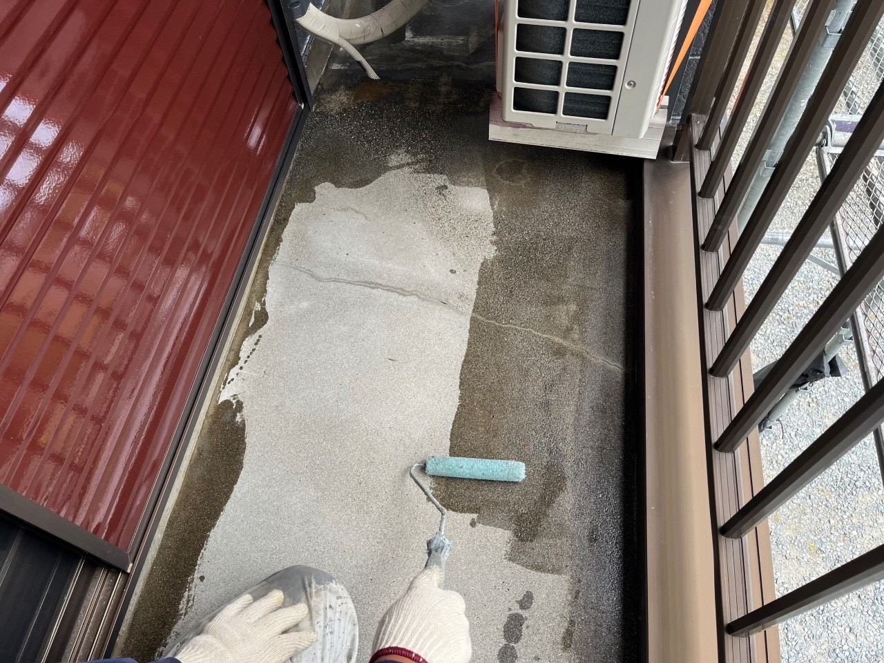 川越市K様邸のベランダ防水工事で下地を確認している様子