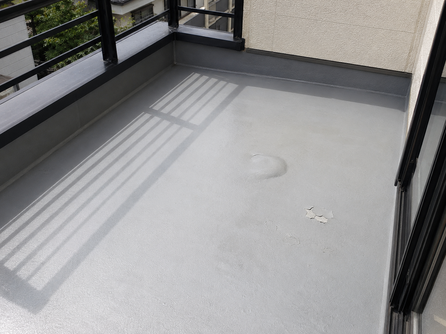 川越市でベランダ防水の点検時に確認したい膨れとはがれ